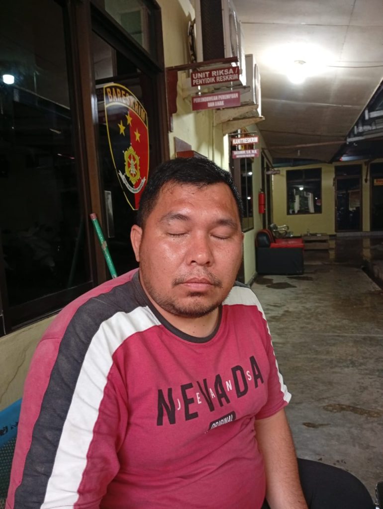 Lelo Polisa Lubis Ketua DPD Partai Perindo Kabupaten Bintan di luar ruangan Kanitreskrim Polsek Bintan (2/7)