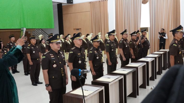 Lantik Pejabat Baru, Kajati Kepri J. Devy Sudarso Tekankan Integritas dan Profesionalitas